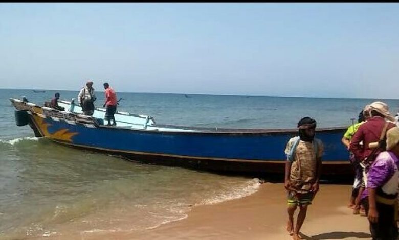 قوات التدخل السريع باحور تضبط قارب صيد كبير محمل افارقة