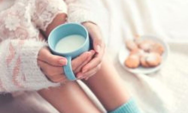 هل من المفيد شرب كوب من الحليب الدافئ قبل النوم؟