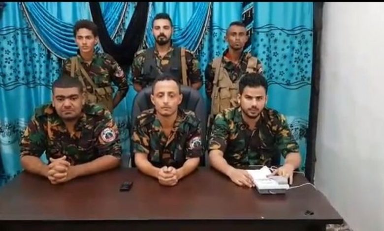 فيديو : جنود يعلنون تقسيم اراضي اقدم المعسكرات بمدينة عدن