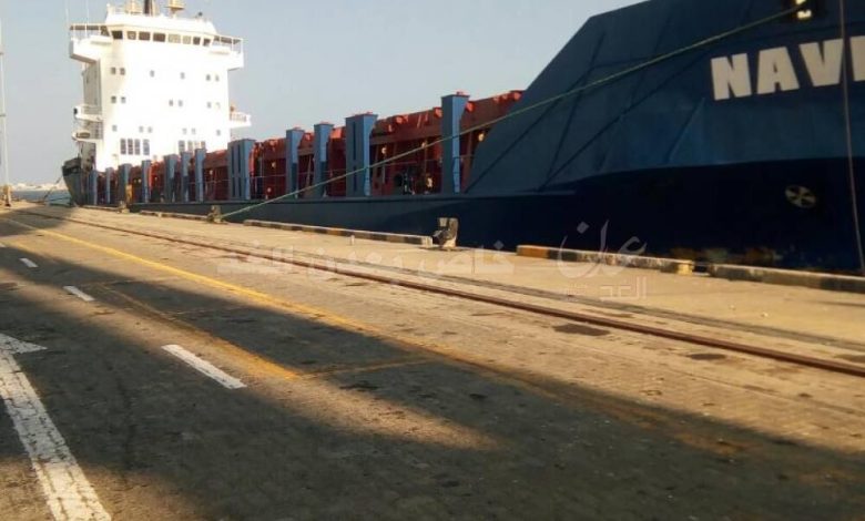 حصري: وصول سفينة محملة بالأموال قادمة من روسيا  الى ميناء عدن (صور)
