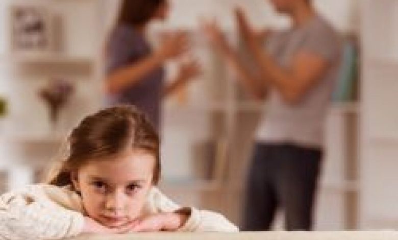 الخلافات العائلية... خطر حقيقي يهدد مستقبل طفلكم الدراسي!
