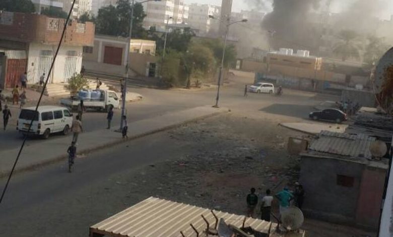عاجل : تفجير انتحاري يدمر مقرا للشرطة بحي عبدالعزيز بعدن