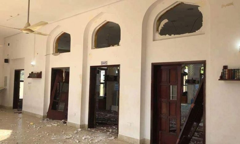 دمار بمسجد والعشرات من المنازل بحي عبدالعزيز بسبب التفجير الانتحاري