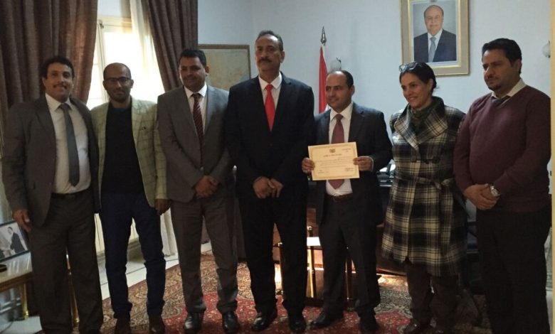 السفارة اليمنية بتونس تكرم طالباً لتفوقه العلمي وحصوله على درجة الدكتوراه بأعلى تقدير