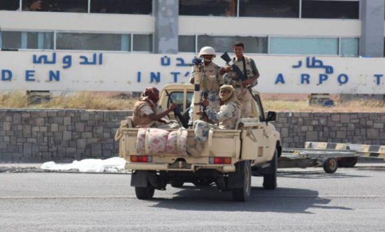 القوات الخاصة تسلم نقطة في محيط مطار عدن للحزام الأمني