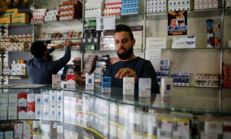 سوق السجائر في غزة تنتعش بفضل المصالحة لكن عجلة الاقتصاد لا تزال متعثرة