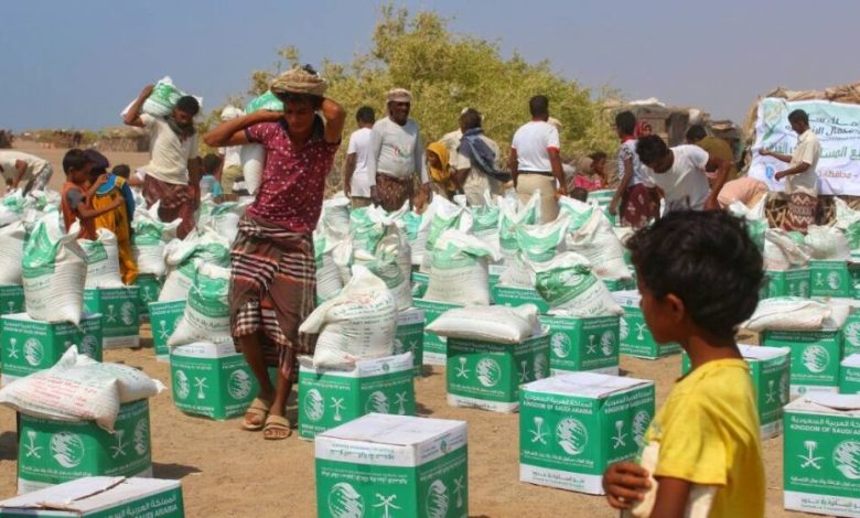 مركز الملك سلمان يدشن توزيع 3000 سلة غذائية في باب المندب وجزيرة ميون
