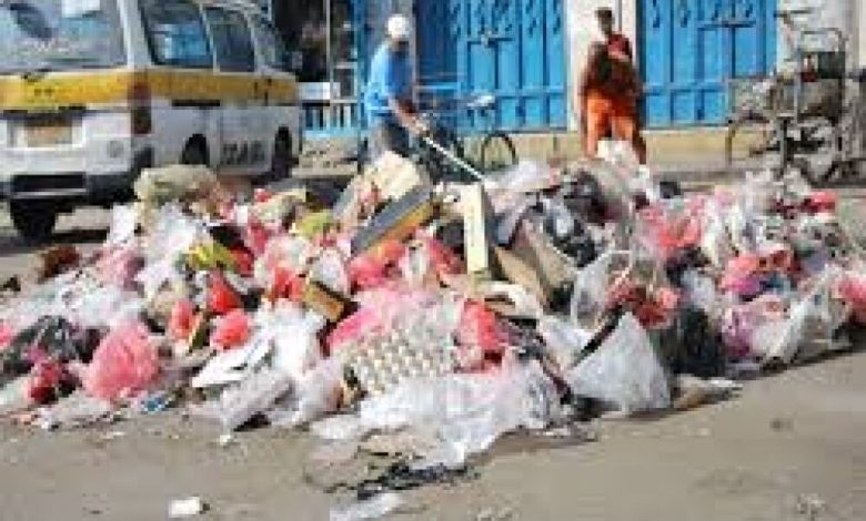 عمال نظافة عدن يرفعون اضرابهم ويرحلون عشرات الاطنان من القمامة