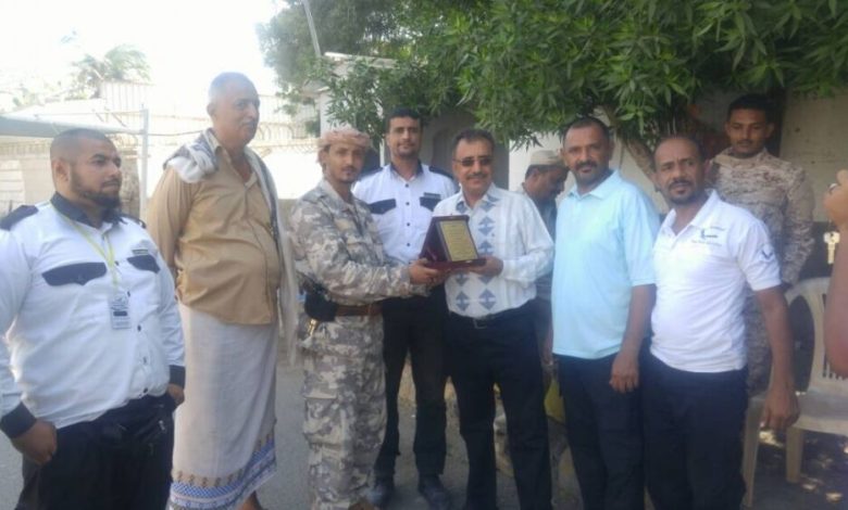 مندوب إدارة امن العاصمة عدن لدى مكتب الأمم يكرم شركة "الصقر" للخدمات الأمنية