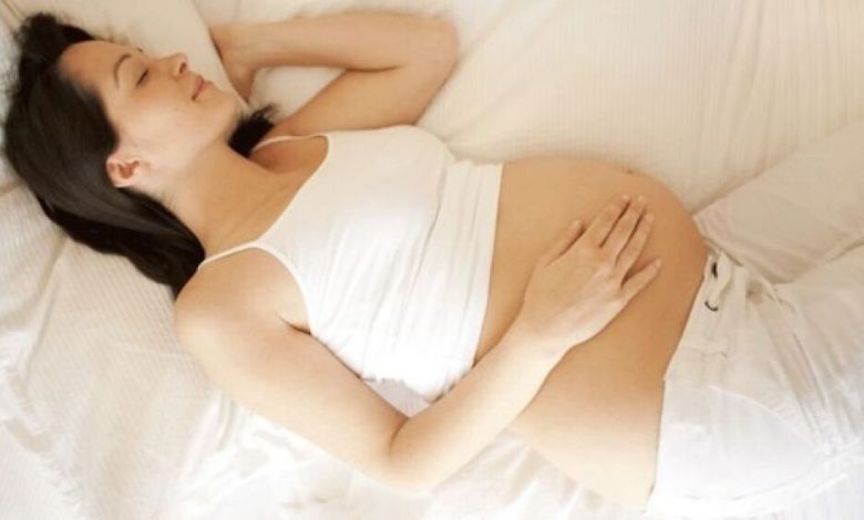 دراسة تنصح الحوامل بالنوم على الجانب الأيمن أو الأيسر