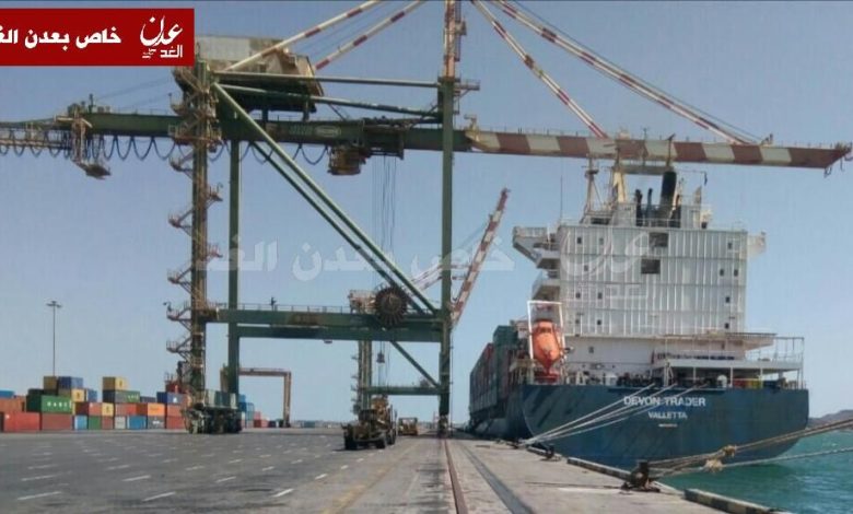 احتجاجات عمالية بميناء عدن عقب محاولة التحالف العربي طرد سفينة حاويات