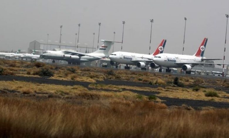 التحالف يسمح لخمسة أشخاص بمغادرة مطار صنعاء .. فمن هم ؟