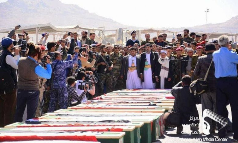 الحوثيون يشيعون جثامين قتلاهم في مواجهات صالح والوزراء يقاطعون مراسم التشييع