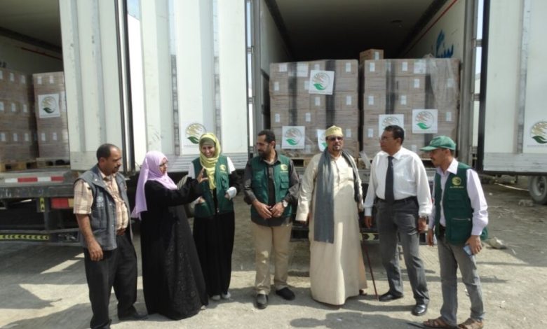 مركز الملك  سلمان يسلم  وزارة الصحة  ٢٠ طن من الأدوية  والمعدات  الطبية بعدن