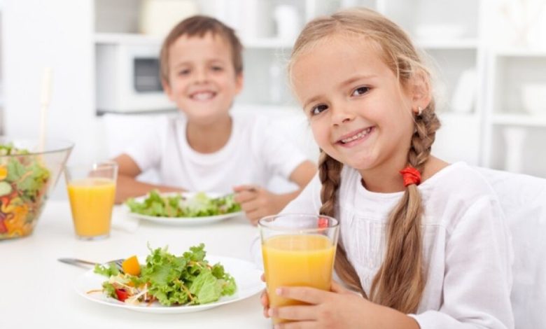 قدِّم الأطعمة الصحية لأولادك.. تضمن سعادتهم