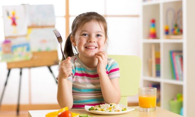 10 أخطاء غذائية تقعين فيها أثناء تقديم الطعام لأطفالك