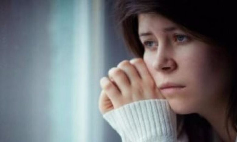 الحقى نفسك.. 4 أعراض هتقولك إنك داخلة على اكتئاب أهمها "التنفيض"