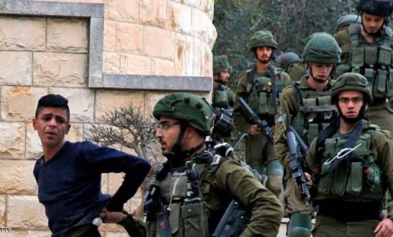 الجيش الإسرائيلي يعتقل فلسطينيين بالضفة ويصادر أسلحة