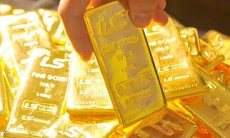 الذهب يهبط مع صعود الدولار