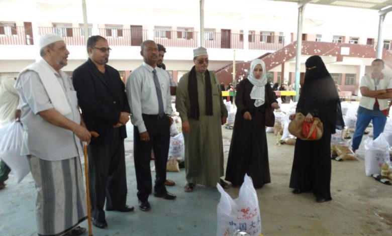 جمعية العيدروس تدشن توزيع السلة الغذائية للنازحين من المناطق الشمالية إلى عدن