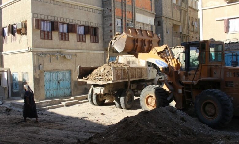 مكتب الأشغال العامة والطرق بساحل حضرموت يبدأ العمل في إعادة ترميم وتأهيل شارع باعبود مدرسة الخنساء .