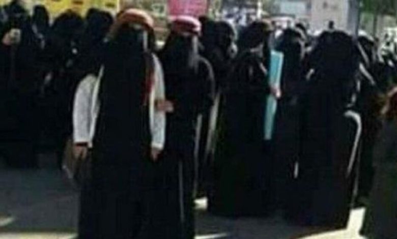 ما سر ارتداء متظاهرات صنعاء ضد الحوثيين عمائم القبائل؟
