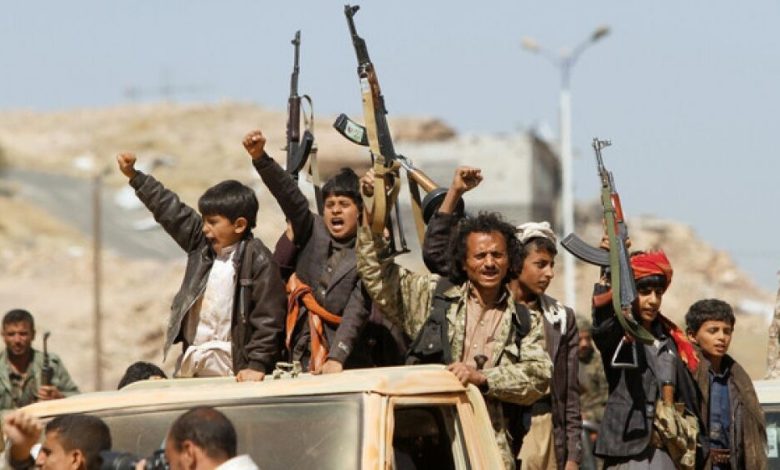 الحوثيون يعدّلون الأذان ويكثفون حملة تجنيد الأطفال والنساء