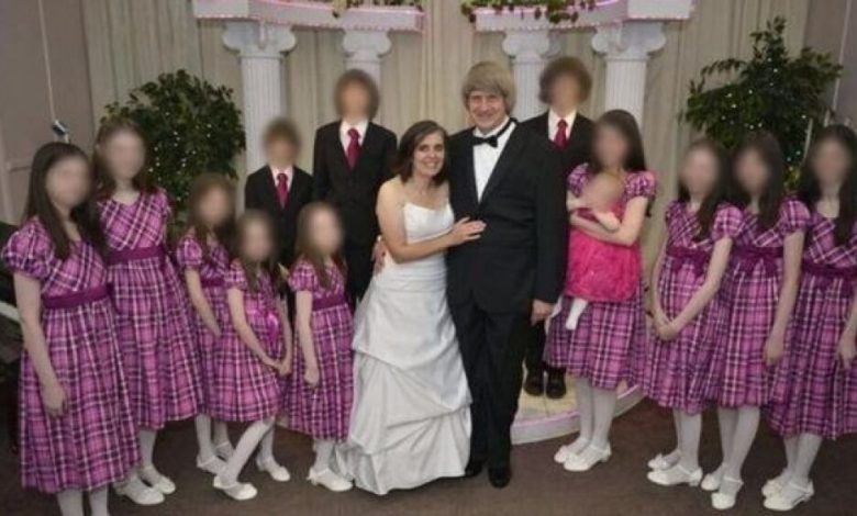 القبض على زوجين أمريكيين ربطا أبناءهما الـ13 بالسلاسل لسنوات