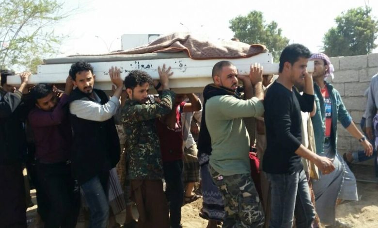 الآلاف يشيعون جثمان الشهيد الدكتور احمد الصلاحي الى مثواه في مقبرة ابوحربة بعدن
