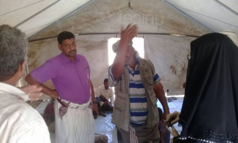 مدير مكتب الشؤون الإجتماعية بخنفر يزور الأسر النازحة  في قرى المديرية