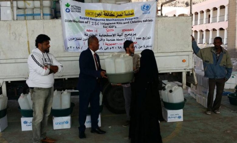 توزيع ٣٨٤ سله صحية لنازحي محافظة الحديدة ومناطق الحرب بعدن