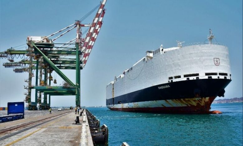 مكتب وزير النقل ينفي ادعاءات صحيفة محلية بخصوص الجهة المتسببة بتعطيل اصدار تصاريح السفن بميناء عدن