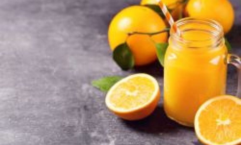 كوب من عصير البرتقال الطازج يجعل فطورك صحياً ومفيداً