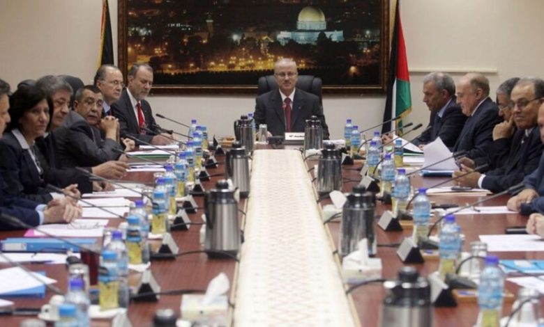 الحكومة الفلسطينية تبدأ بإعداد خطط فك الارتباط مع إسرائيل