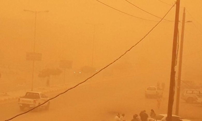 موجة غبار تجتاح مدينة عتق بشبوة