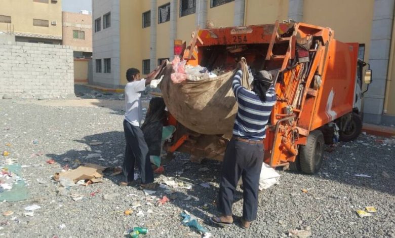 حملات نظافة في ساحات مدارس الشيخ عثمان بالعاصمة عدن