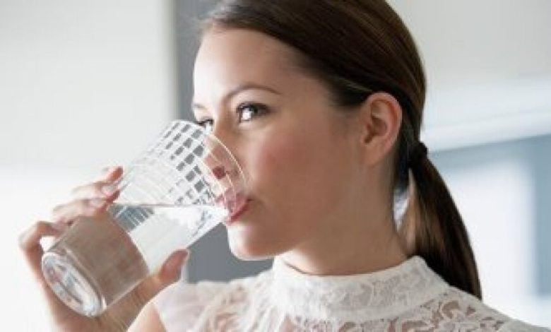 ما تأثير شرب كميات كبيرة من المياه أثناء الطعام أو بعده مباشرة ؟