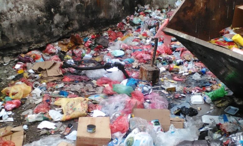 النفايات تُغرق العاصمة عدن وسط غياب دور المسئول