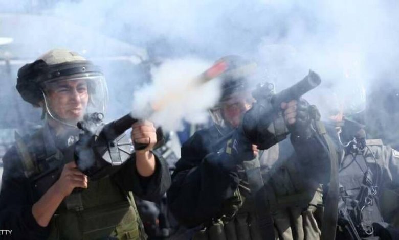 الفلسطينيون يحيون "يوم الأسير" جماهيريا.. وقانونيا
