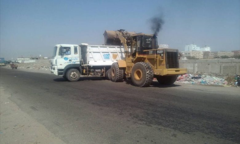 قيام حملة نظافة واسعة بعدد من مناطق دار سعد بعدن بتوجيه مدير صندوق النظافة وإشراف نائبه