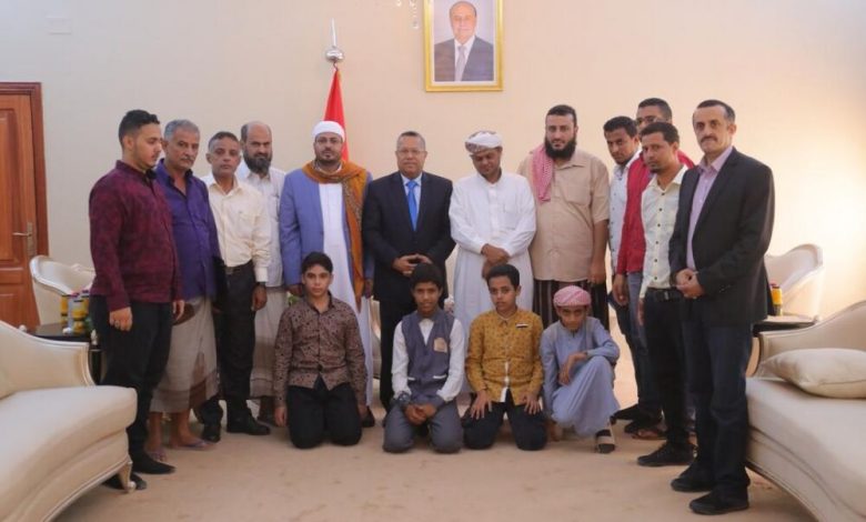 رئيس الوزراء ووزير الاوقاف يلتقيان باسر ائمة خطباء تعرضوا للإغتيال بعدن
