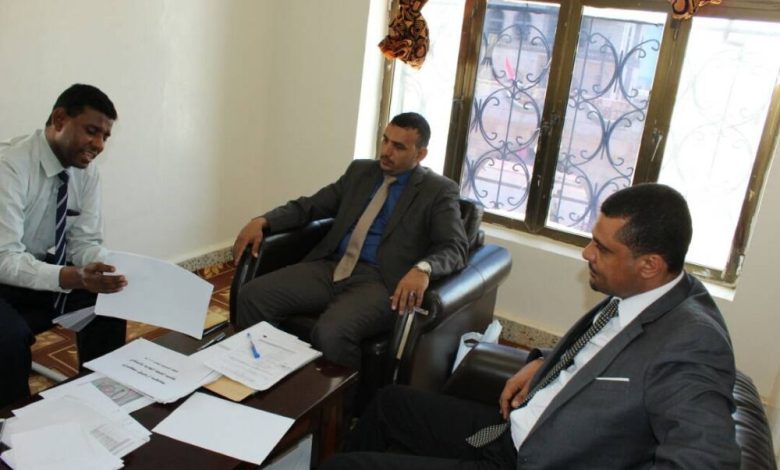 محافظ سقطرى يناقش الوضع الصحي مع مدير عام مكتب الصحة والسكان بالمحافظة