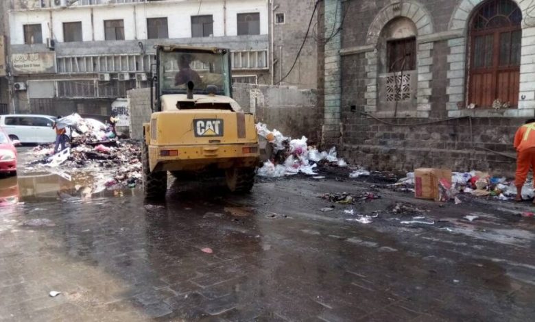 مدير صندوق نظافة عدن ونائبه يُدشنان حملة نظافة واسعة في صيرة بعدن