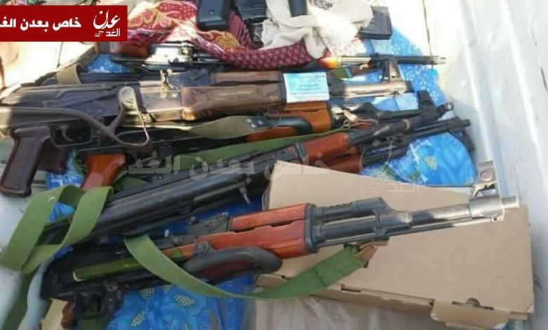 (عدن الغد) تنشر صورا لأسلحة باعها جنود طارق محمد صالح في الساحل الغربي قبل هروبهم