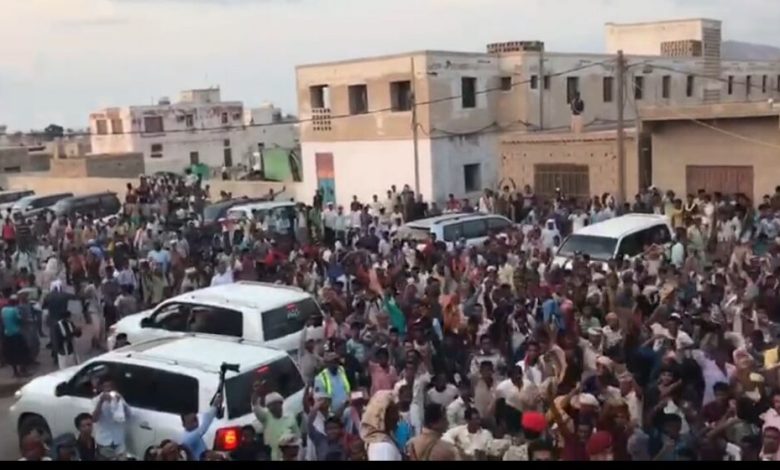 تظاهرة ضخمة بسقطرى تأييدا للرئيس هادي والحكومة (فيديو)