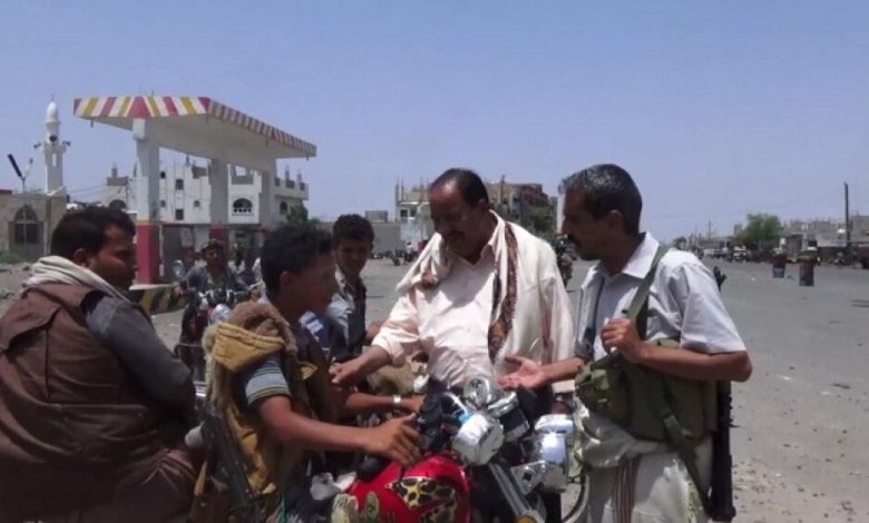 ميليشيا الحوثي تنفي سقوط مدينة البرح وتنشر صورة لعبده الجندي وسط المدينة