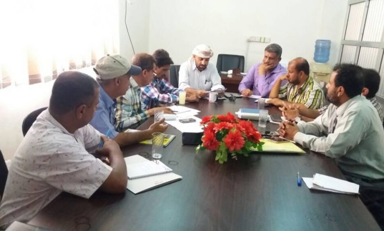 مدير عام مديرية الشيخ عثمان يجتمع باللجان الأساسية ويوجه بتشكيل اللجان الفرعية الميدانية