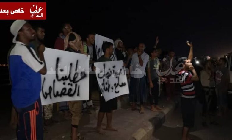 تظاهرة مسائية بعدن تطالب بالقصاص من قتلة اسرة الشهيدة نجاة مقبل 