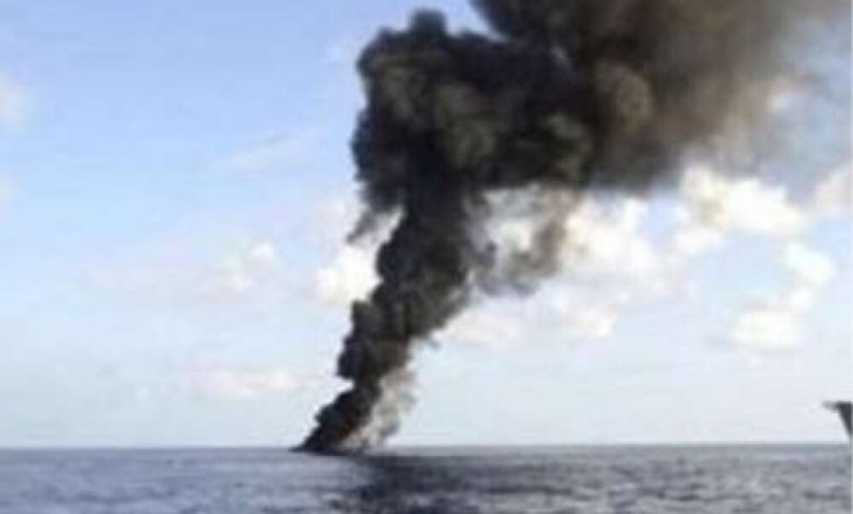 القوات الاماراتية : تدمير  زورقين للحوثيين كانا يهددان إحدى ناقلات النفط التجارية في البحر الاحمر
