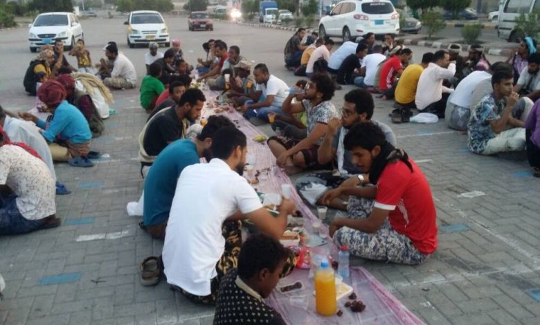 تحت شعار "اللمة الجنوبية".. شباب عدن يقيمون إفطار جماعي بساحة العروض خورمكسر